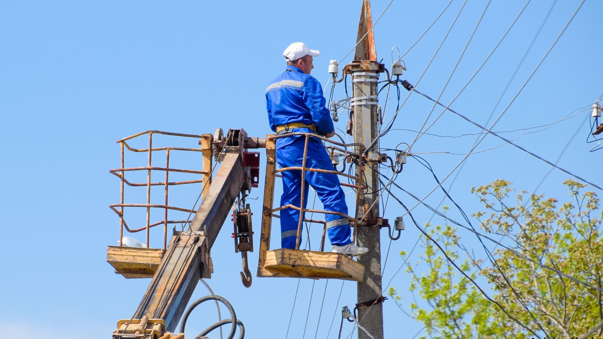 America's Unsung Heroes: 10 Reasons Electrical Linemen Are the Backbone of Modern Society